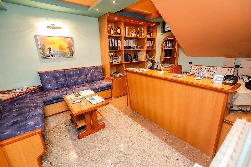 Guesthouse Varnica Kaštel Lukšić エクステリア 写真